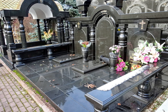 Широкая мемориальная композиция с лавочками на балясинах