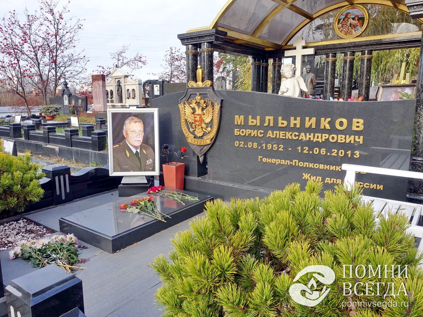 Широкий памятник офицеру с фотокерамикой покойного